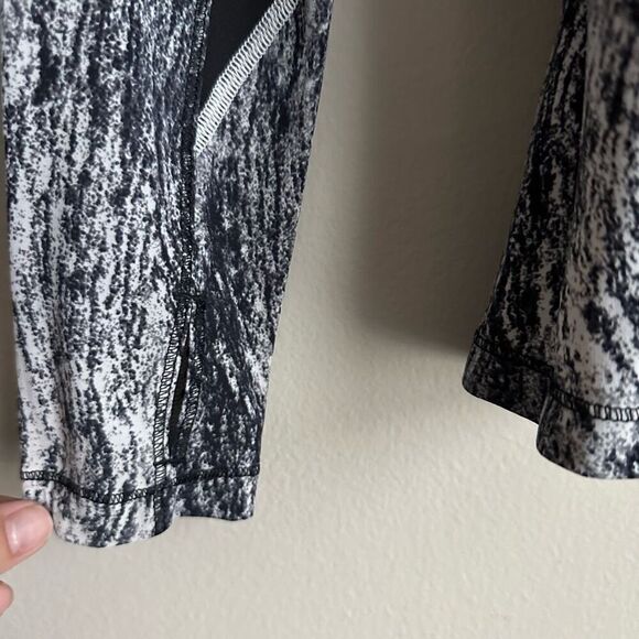 Lululemon Runbeam Hoodie Black White Ponytail Hole Thumb Holes XS/Small sz 2? - Picture 3 of 6